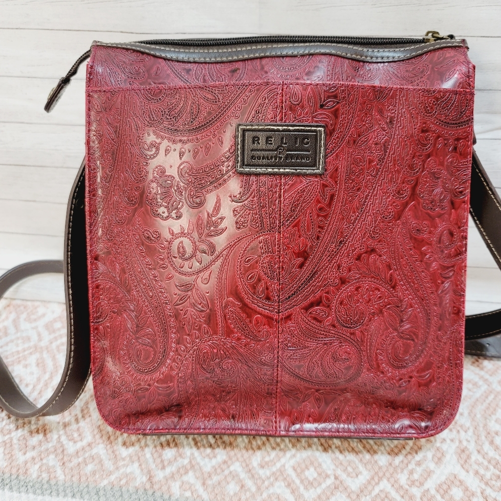 RELIC BY FOSSIL RED EMBOSSED PAISLEY FLORAL CROSSBODY-NEW, NEVER USED-GORGEOUS!